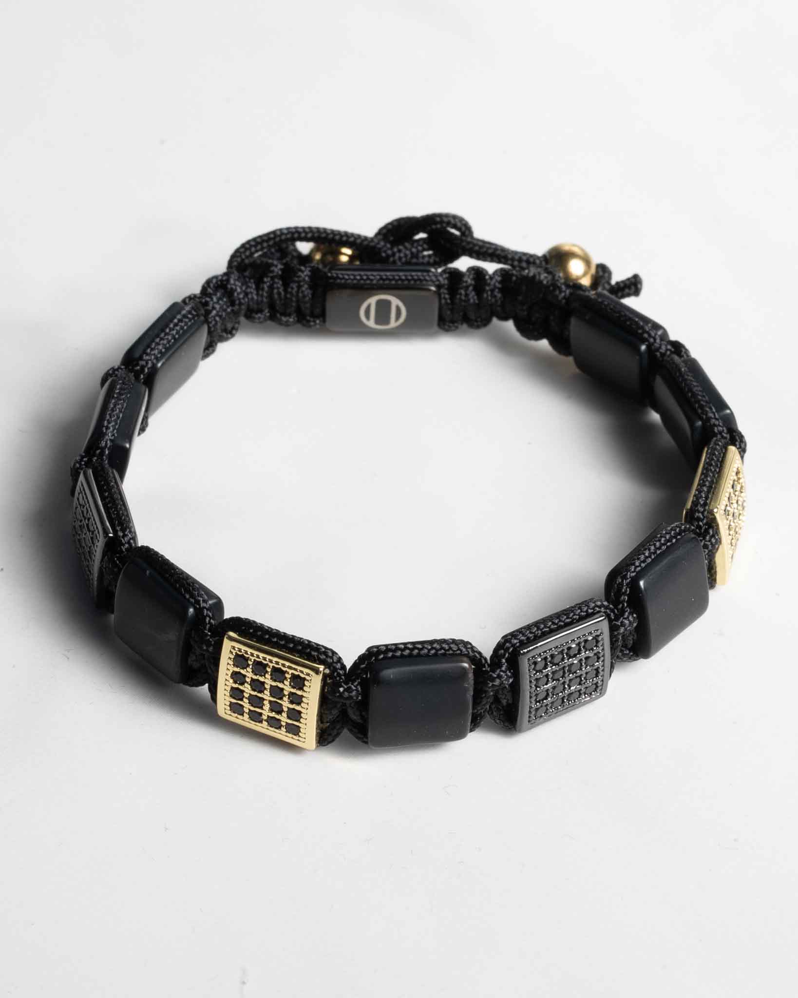 Armband med stenar i kvadratiska svartonyx-stenar, herrarmbandet kallas även flatbeads.