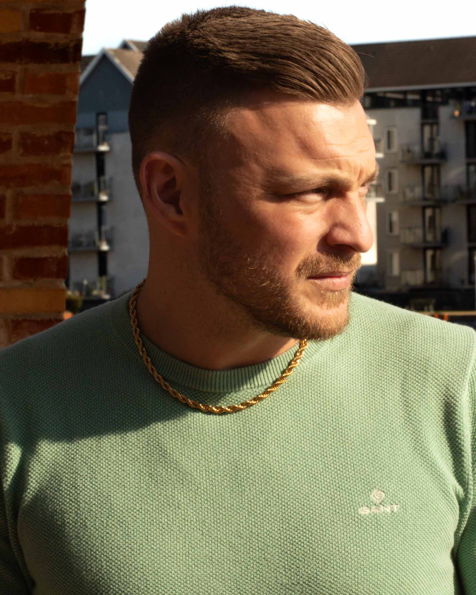 Cordell halsband guld 6mm buren på modell