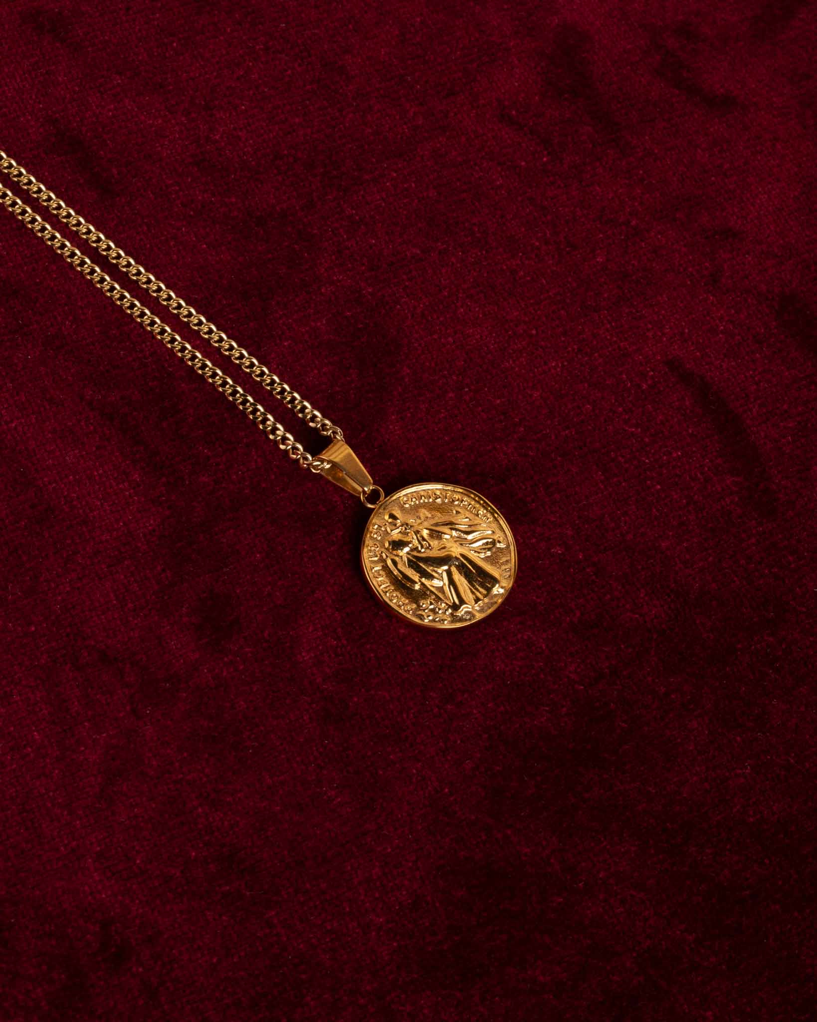 Saint christopher hängsmycke i guld med en tunn guld kedja