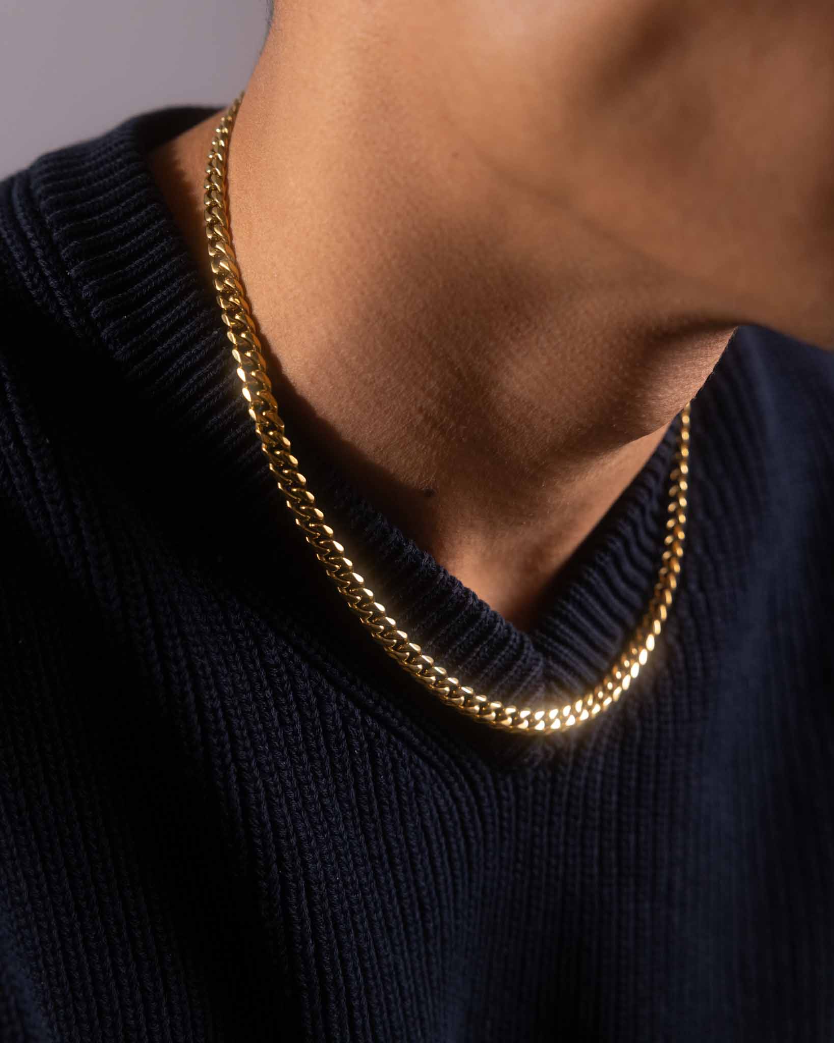 Modell bär en pansarlänk i guld med 6mm bredd