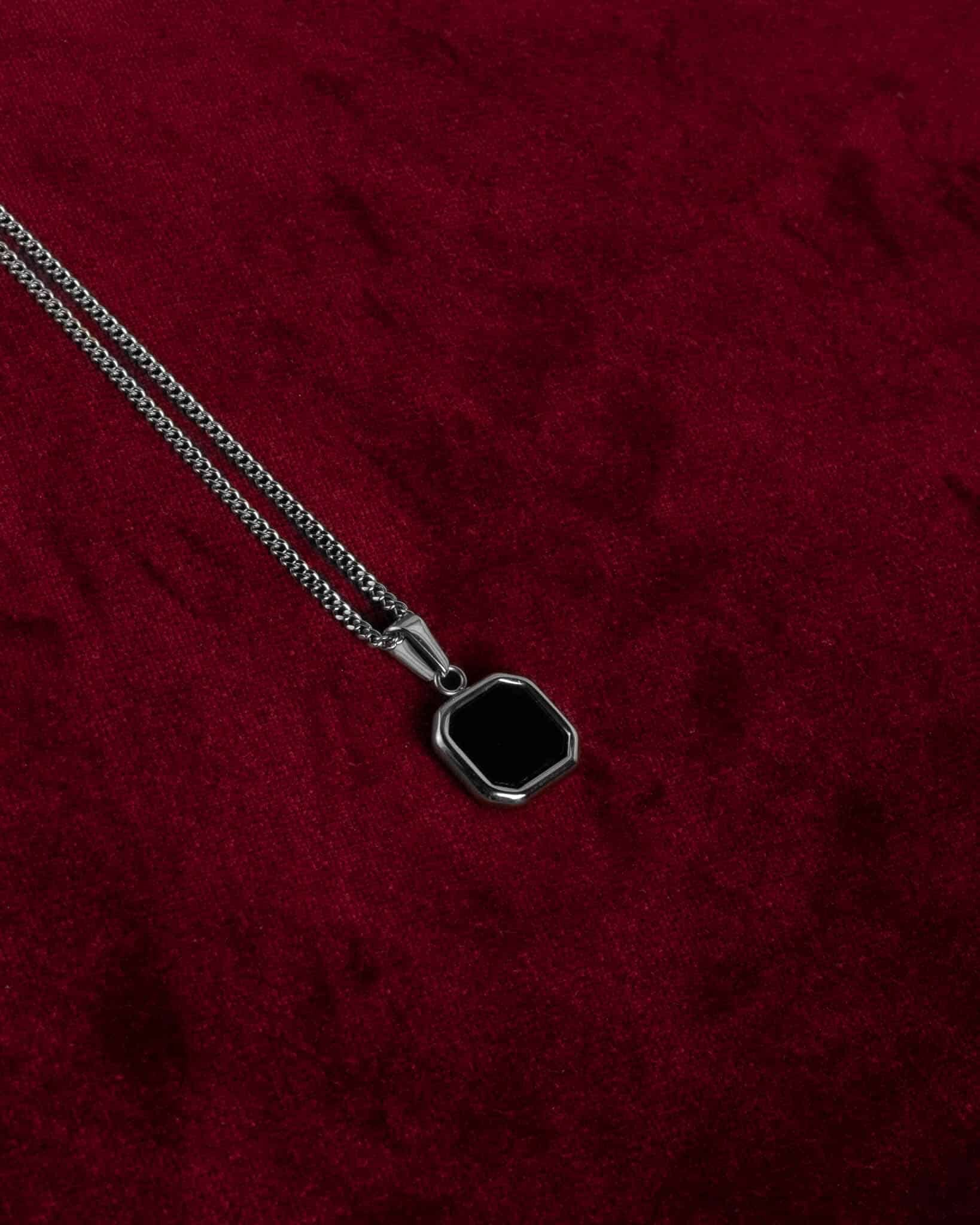 Kvadrat format hängsmycke med svart black onyx sten