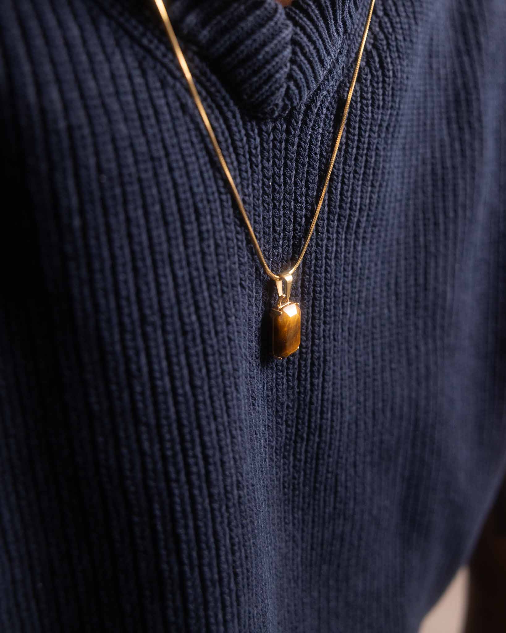 Halsband i guld med tigeröga hängsmycke