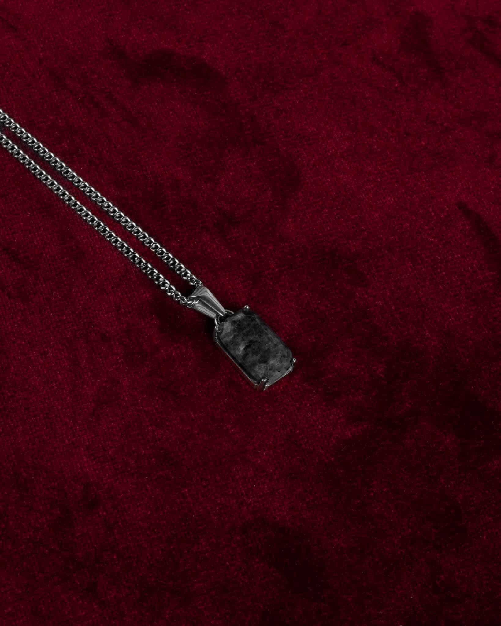 Marbled fade silver med en tunn pansarkedja