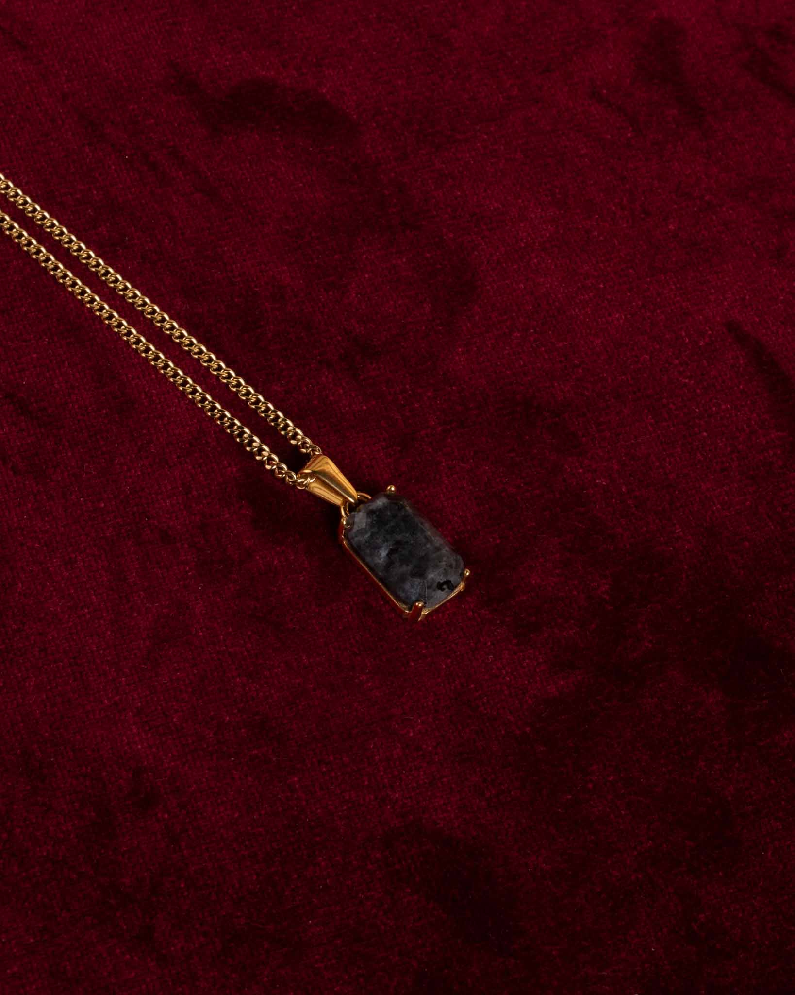 Guldigt halsband med marmorerad black onyx sten som hängsmycke