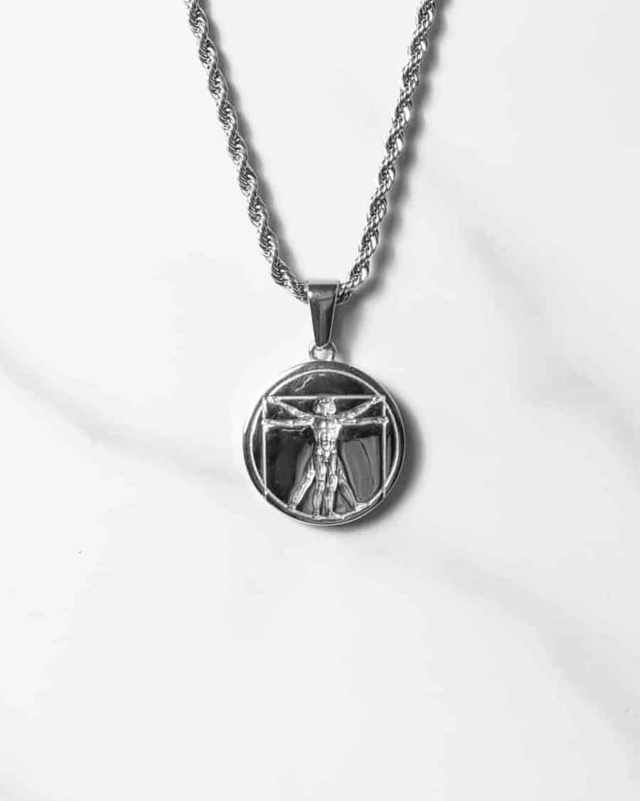 Ett stilrent silverhalsband med Da vinci hängsmycke