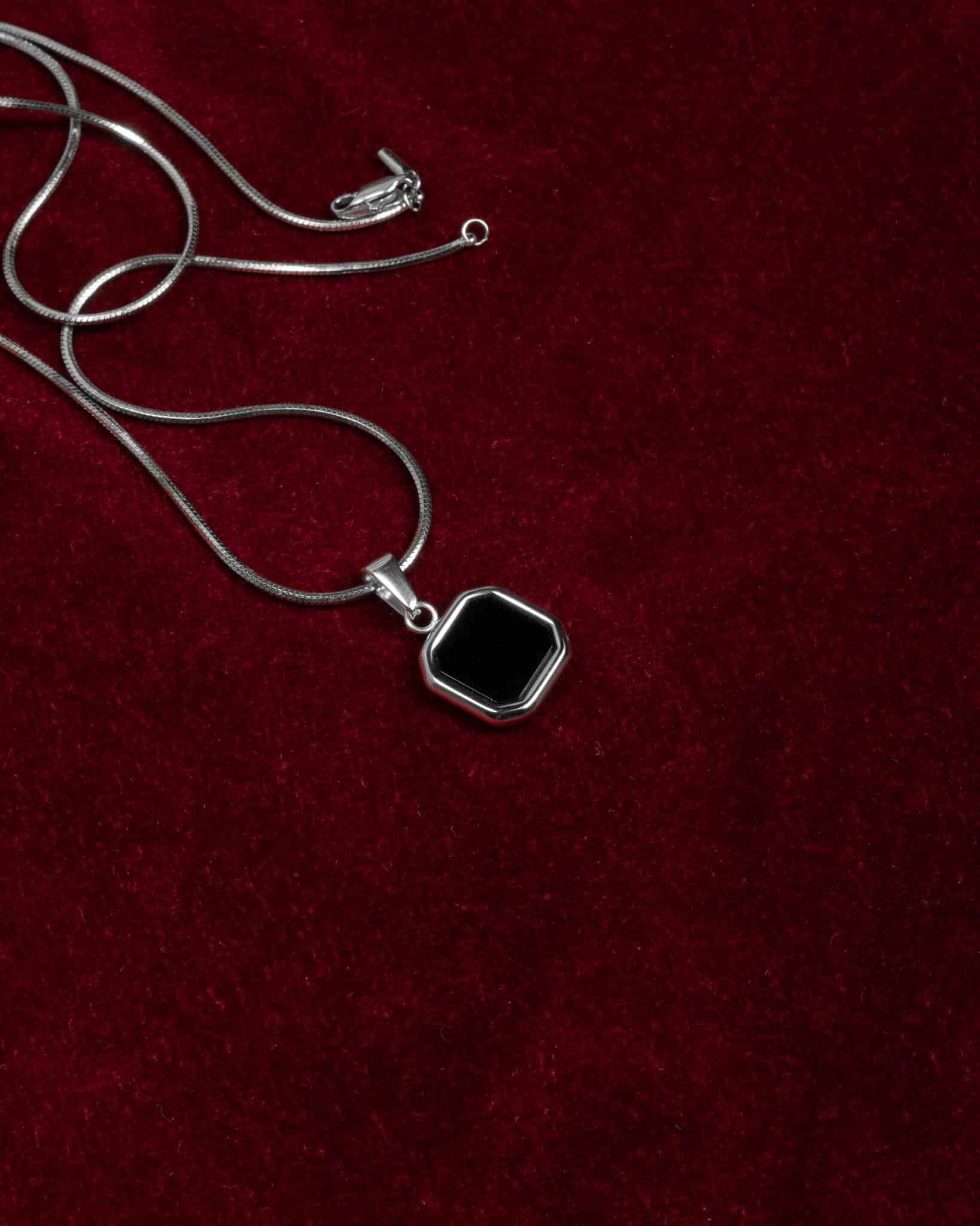 Gemstone black onyx S snake silverhalsband från KAGAMI