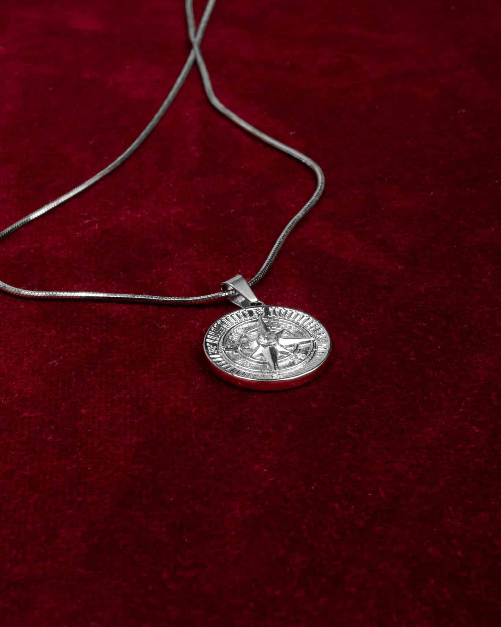 Kompass snake silverhalsband från KAGAMI