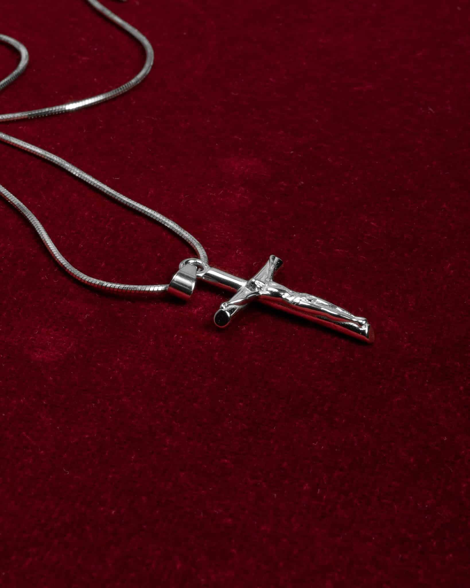 Stilrent silverfärgat korshänge – halsband herr