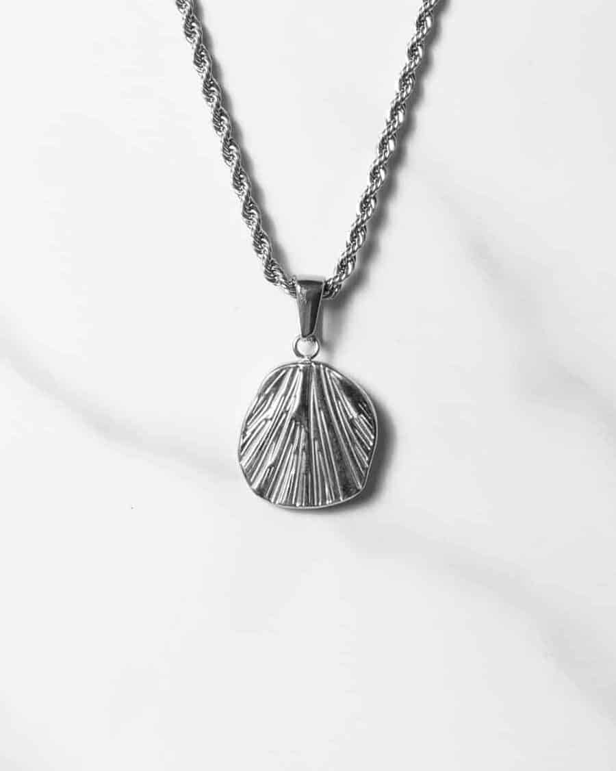 Modernt smycken herr med snäck-hängsmycke i silver