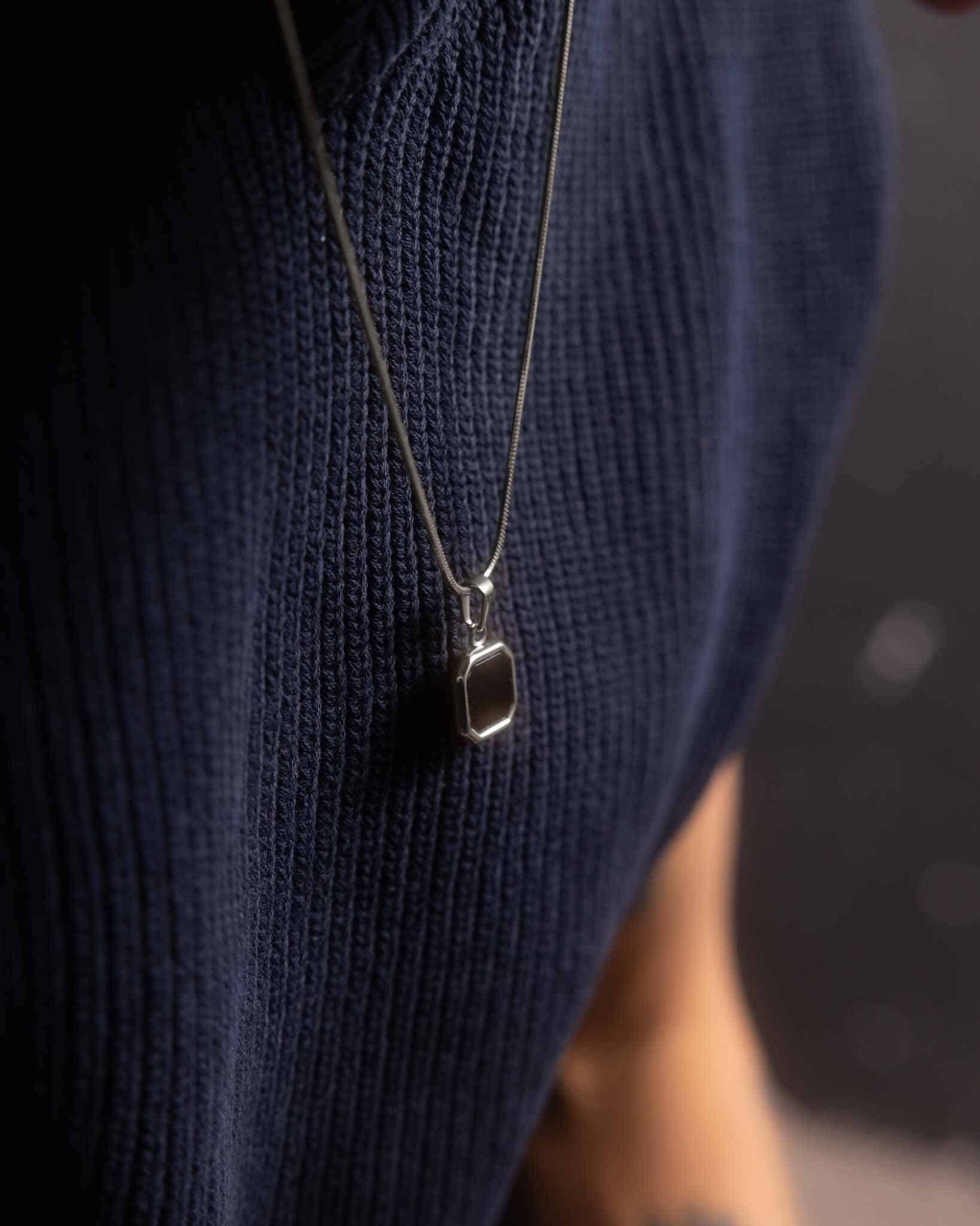 Smycke till herr - silverfärgat halsband med svart onyx hänge