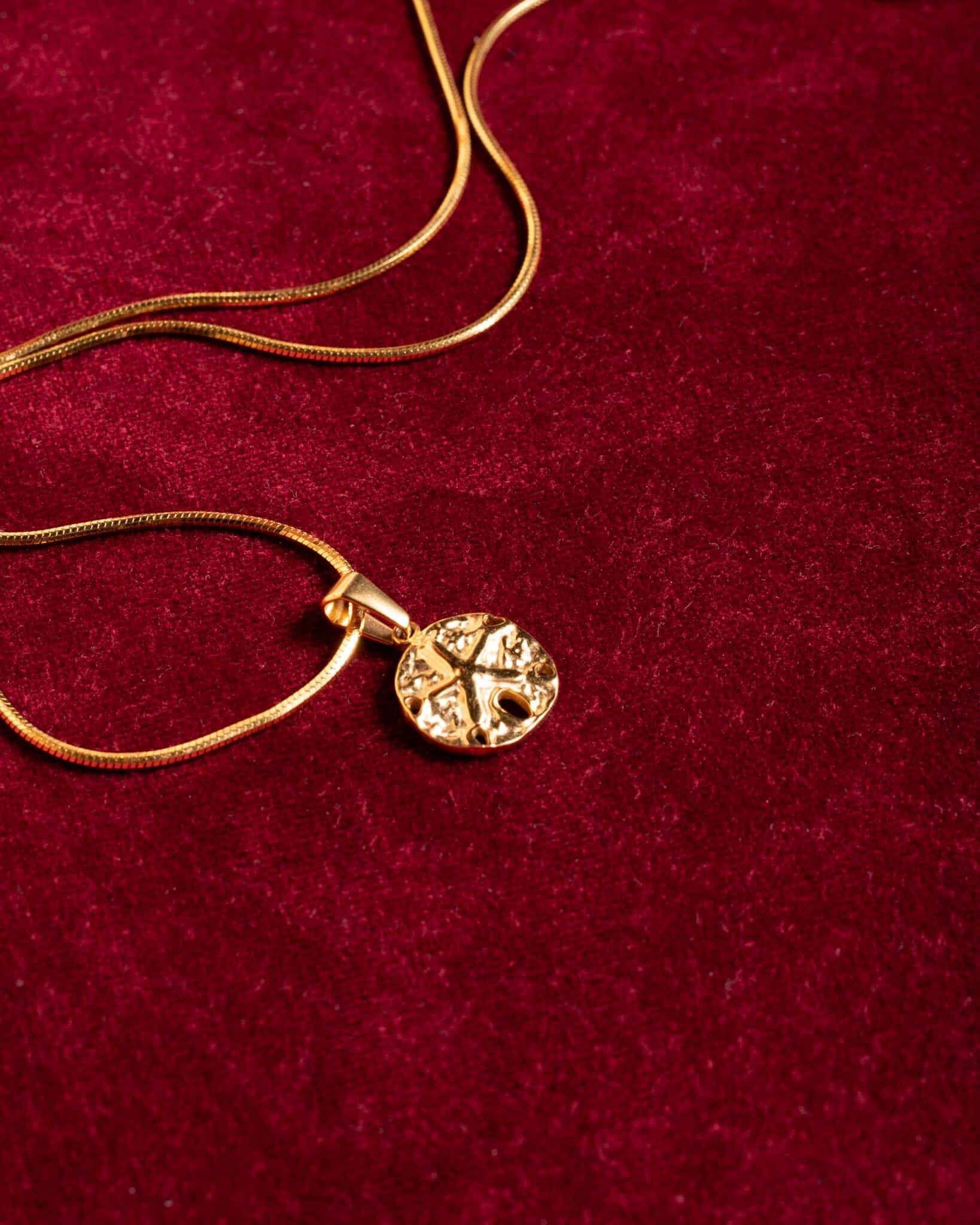 Ett guldigt sea star hängsmycke