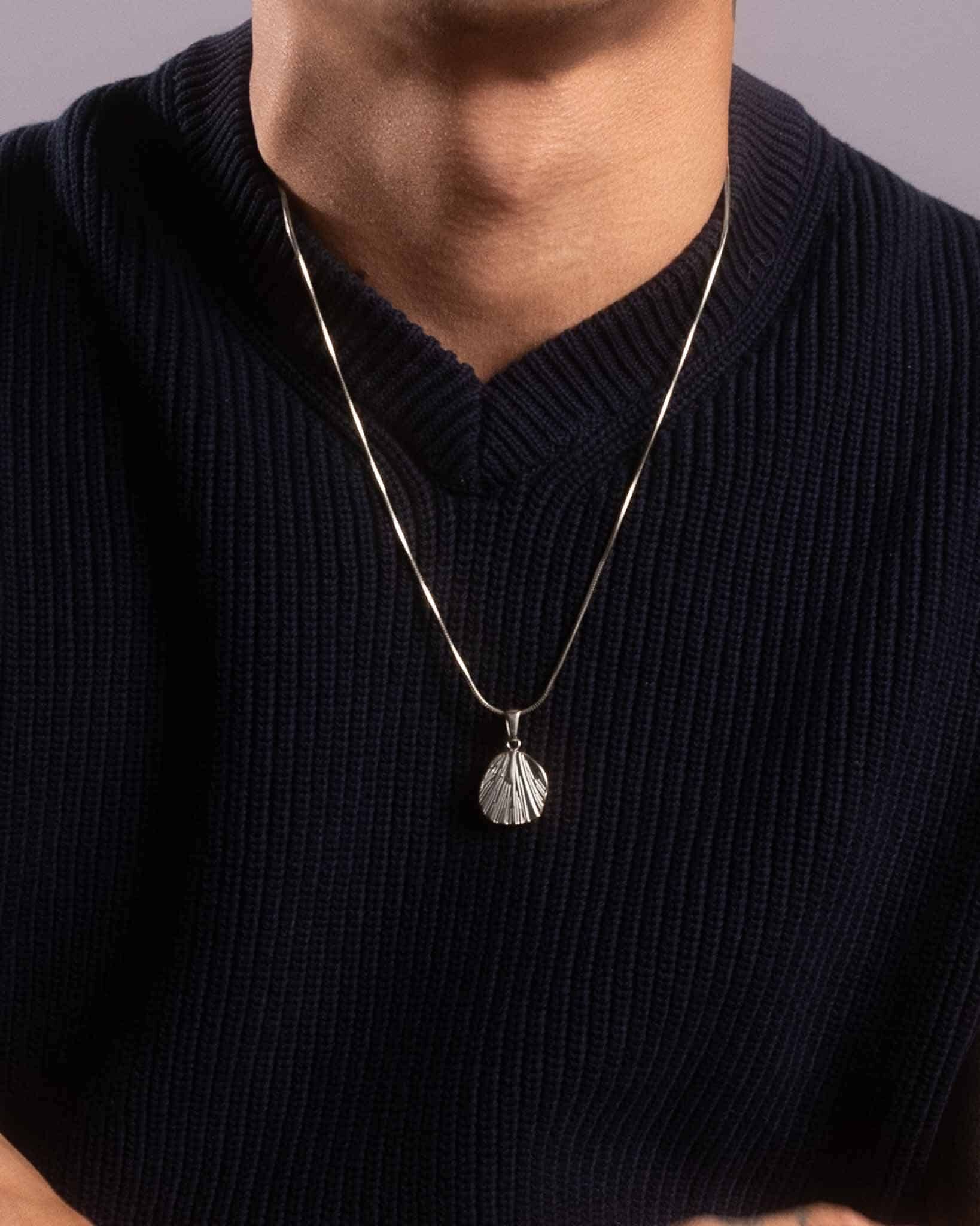 Tunt Halsband i silver med snäck-hängsmycke