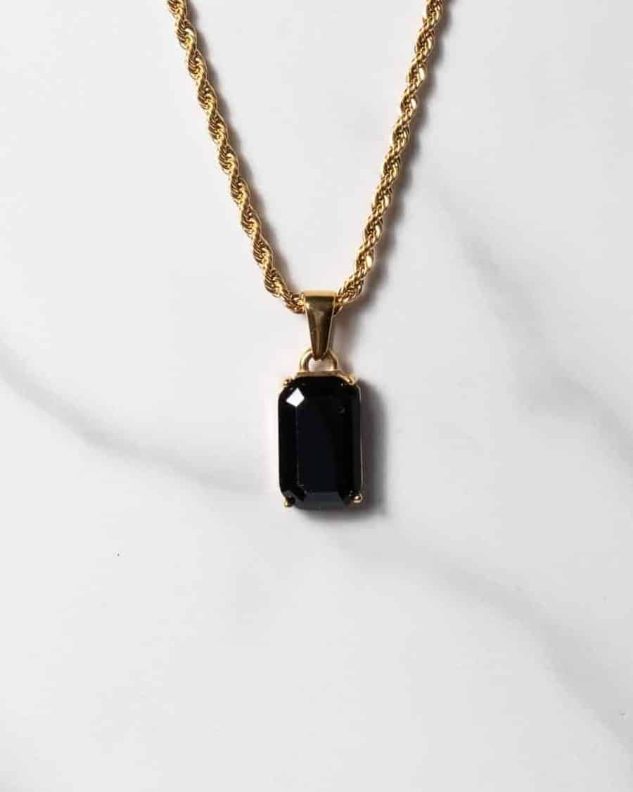 Hängsmycke i guld med Black Onyx – elegant smycke för herrar från KAGAMI