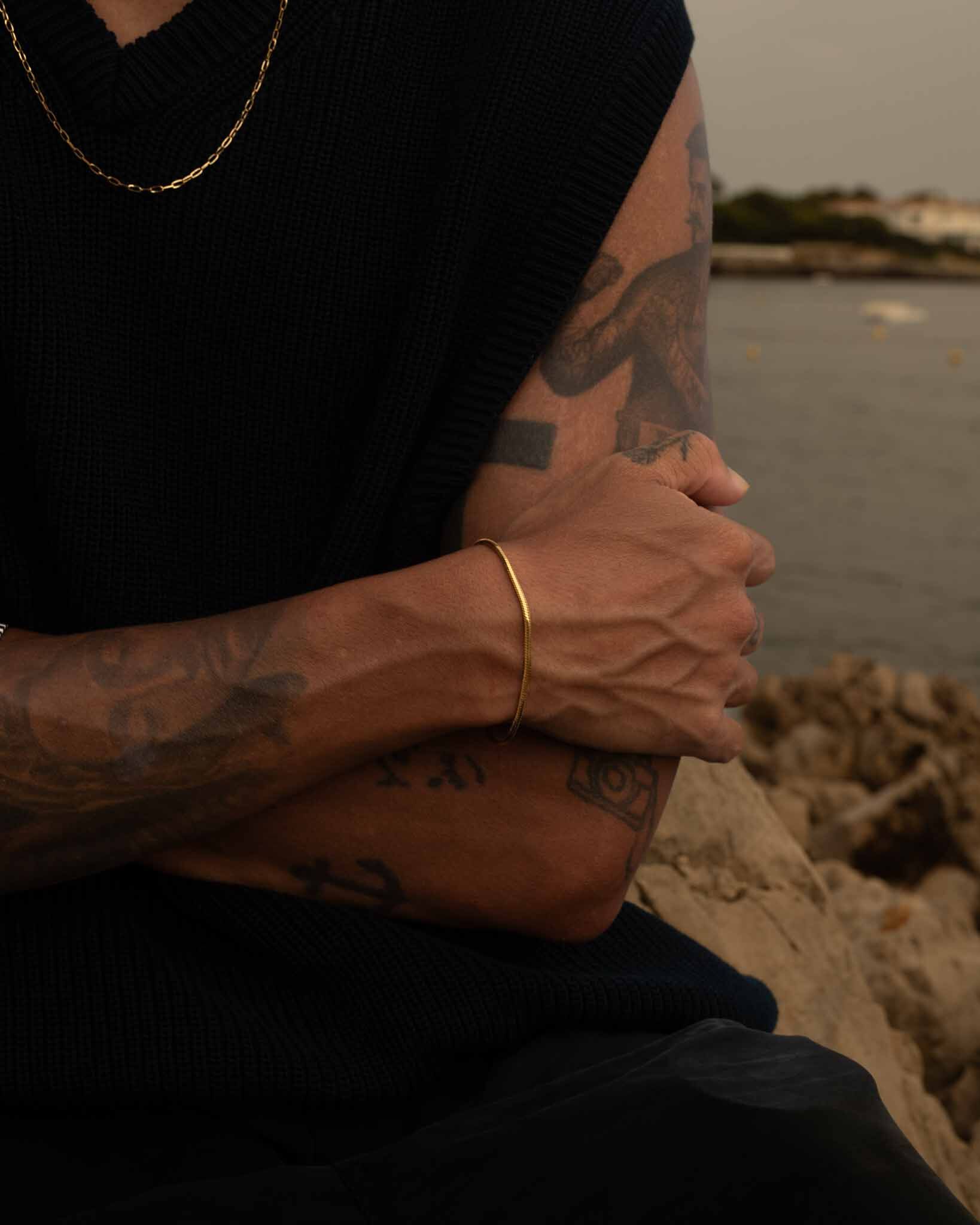 Hebi armband guld för herr på handled